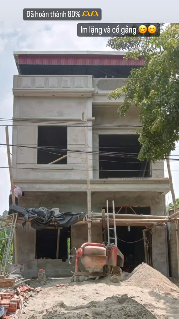 Gấm Kami còn nổi tiếng với tài kiếm tiền khi còn trẻ. Cô từng khoe hình ảnh căn nhà 3 tầng mà cô nàng xây tặng bố mẹ.