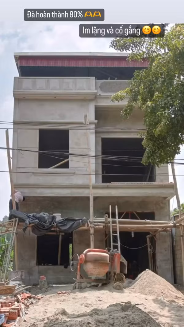 Gấm Kami còn nổi tiếng với tài kiếm tiền khi còn trẻ. Cô từng khoe hình ảnh căn nhà 3 tầng mà cô nàng xây tặng bố mẹ.