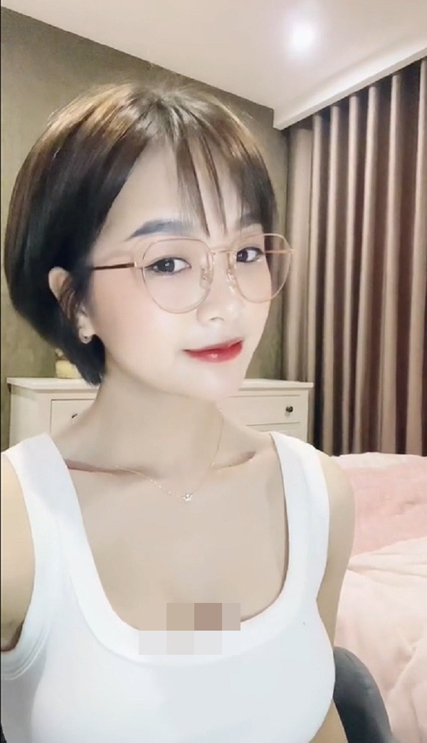 Trong livestream mới đây trên trang cá nhân, hot girl đánh bi-a người Tày gây bão khi xuất hiện với diện mạo khác lạ, đặc biệt vòng 1 của cô to bất thường khác với trước kia.