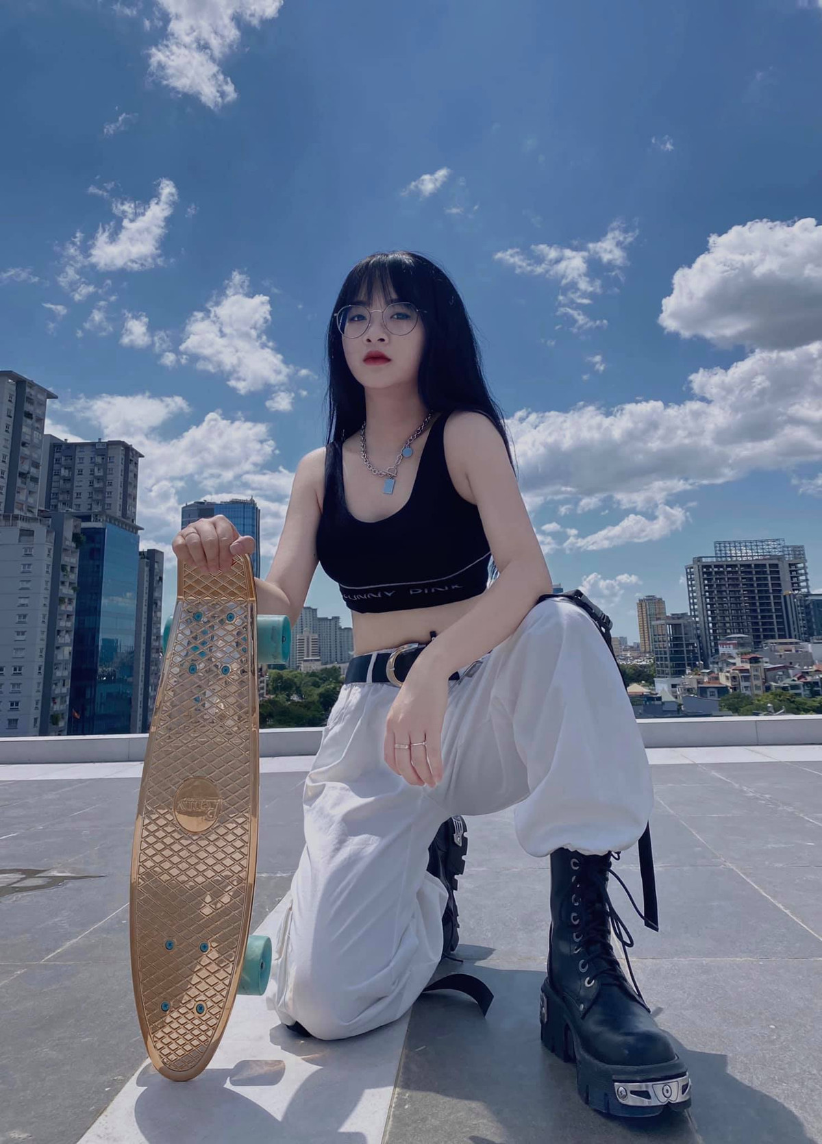 Ngoài làm các clip chia sẻ về mẹo chơi bi-a thì Gấm Kami cũng lấn sân sang làm streamer. Ảnh: FBNV