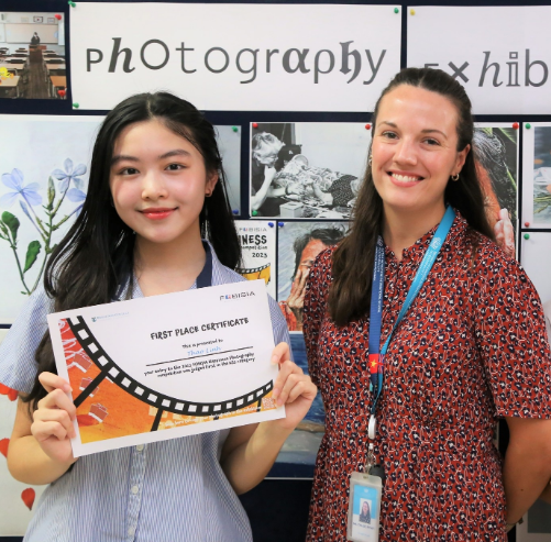 Hơn thế nữa, doanh nhân Dạ Thảo còn tỏ ra khá tự hào với thành tích con đạt được, không chỉ có tài năng về nghệ thuật, Mai Thảo Linh còn ghi điểm bởi tấm lòng hiếu thảo khi chụp bà.