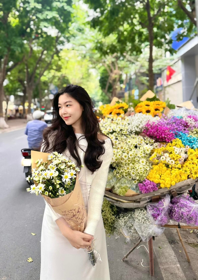 Mới 16 tuổi nhưng Thảo Linh đã sở hữu chiều cao ấn tượng cùng gương mặt khả ái.