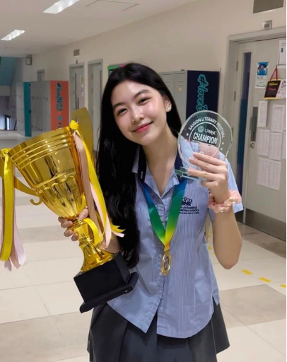 Đây không phải lần đầu tiên con gái MC Quyền Linh trổ tài lẻ hơn người. Lọ Lem còn có năng khiếu về hội họa khi từng "ẵm" giải trong một cuộc thi do trường phát động.