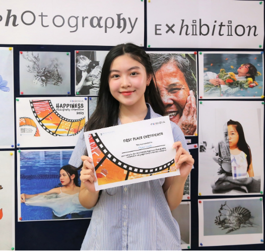 Trên trang cá nhân, bà xã Quyền Linh vừa chia sẻ hình ảnh con gái nhận giải nhiếp ảnh của trường quốc tế trao tặng. Cô bé diện đồng phục đơn giản nhưng nhanh chóng gây chú ý bởi diện mạo tươi tắn điểm 10.