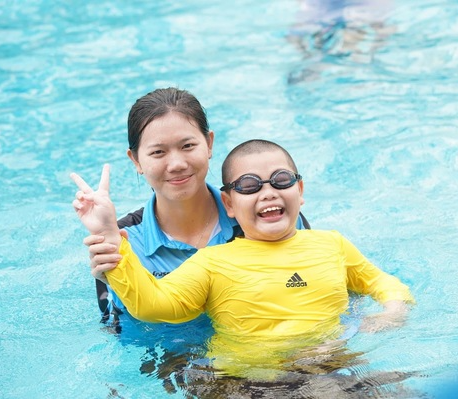 Phía dưới những clip, cư dân mạng để lại rất nhiều bình luận khen ngợi, thích thú vì cách xuất hiện mới mẻ, dễ thương của "tiểu tiên cá".