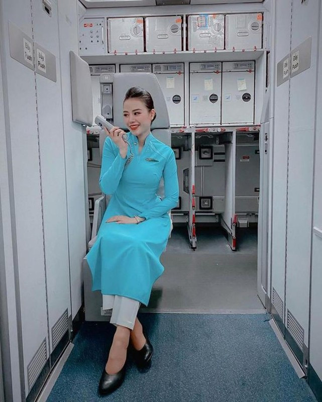 Nổi bật trong dàn tiếp viên hàng không của Vietnam Airlines phải kể đến Trần Phương Ly - Tiếp viên trưởng.
