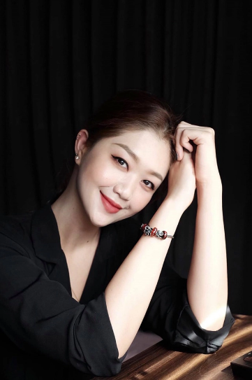 Nam Phương sinh năm 1990, quê Đà Nẵng, sở hữu nhiều điều mà mọi cô gái đều ao ước: Xinh đẹp, giỏi giang, có một công việc đáng mơ ước.