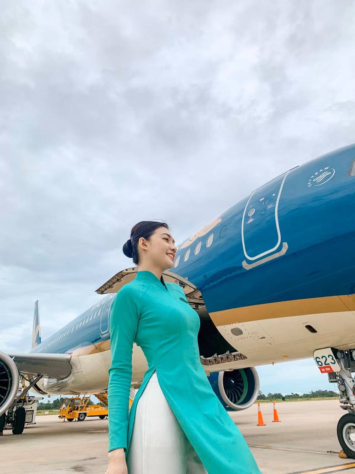 Nữ tiếp viên hàng không 9x gây ấn tượng bởi vẻ xinh đẹp tự nhiên, làn da trắng trẻo và nụ cười toả nắng.