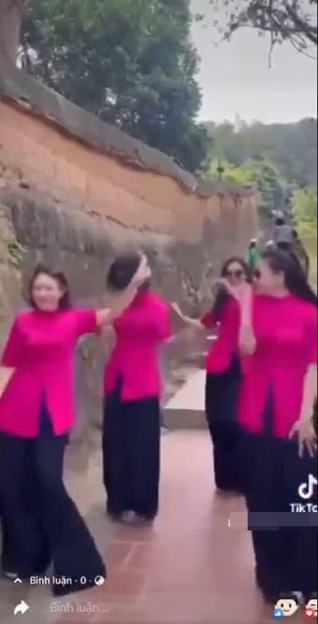 Clip hiện đang gây tranh cãi sôi nổi trên cộng đồng mạng, được biết chủ nhân của nó đã xóa đi đoạn clip trên do không chịu nổi áp lực dư luận.