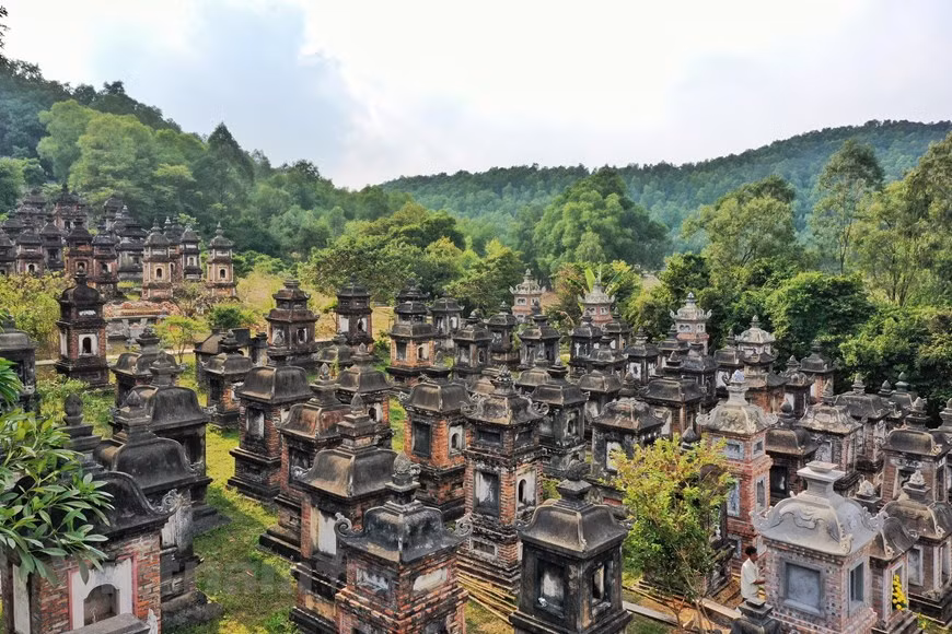 Vậy mà mới đây, chính nơi cổ kính, linh thiêng bậc nhất miền Kinh Bắc này lại bị xâm phạm khi xuất hiện 4 cô gái áo hồng nhảy phản cảm trong chùa.