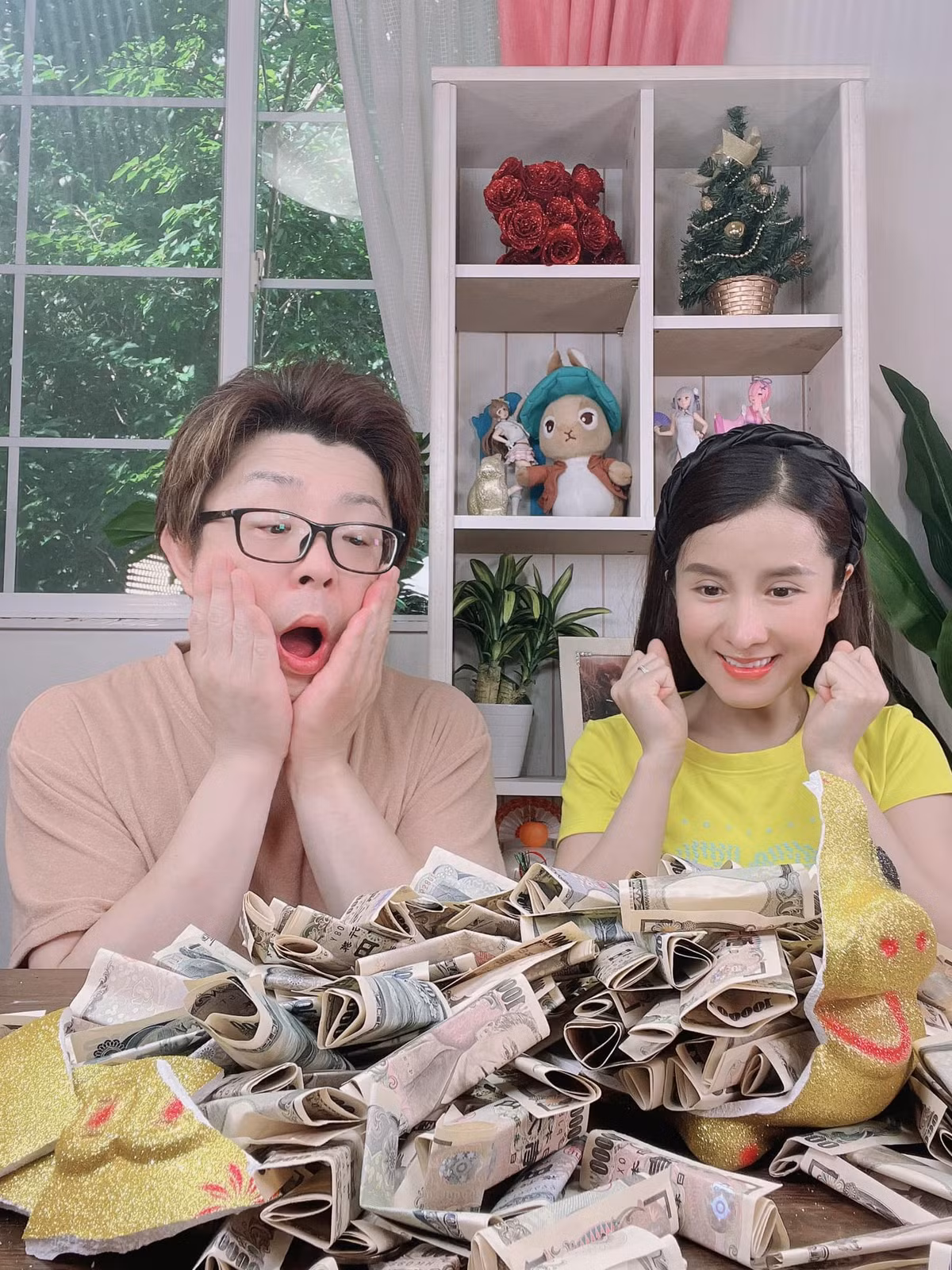 Hiện tại người trong cuộc vẫn chưa lên tiếng thêm về ồn ào này, song cũng từ đây mà Bà Nhân Vlog đã mất đi lượng fans đáng kể bởi có netizen bênh vực bác sĩ. Được biết vị bác sĩ này có tiếng trước đó và cũng có nhiều người theo dõi trên mạng xã hội. Ảnh: Tổng hợp