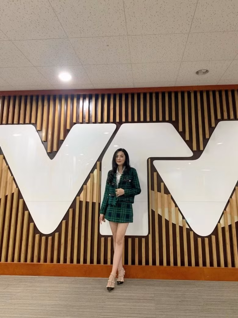 Sau 8 năm rèn dũa cô nàng ngày càng tự tin hơn. Thanh Quỳnh cũng thử sức với vai trò MC, BTV tại Đài truyền hình Quốc gia.