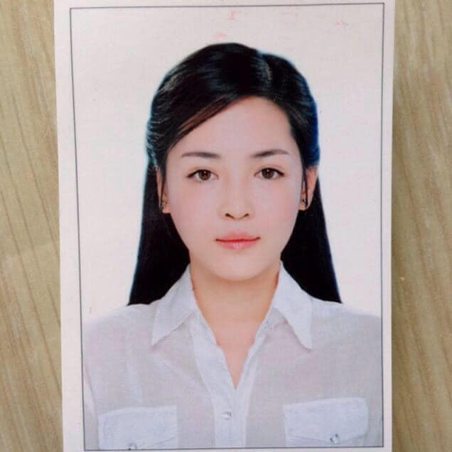 Cô cho biết vì nhan sắc hiện tại trông quá khác ảnh thẻ 8 năm trước nên đã bị hải quan giữ lại. Đó cũng là lý do tại sao cô phải chụp ảnh hộ chiếu mới.