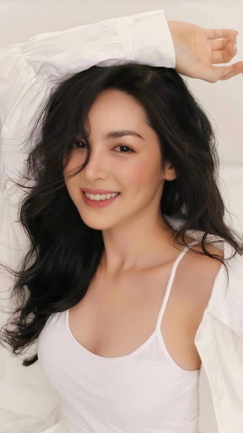 Gương mặt của cô nàng trở nên thanh tú hơn với sống mũi cao, chiếc cằm vline. Đặc biệt là khuôn miệng vô cùng xinh xắn.