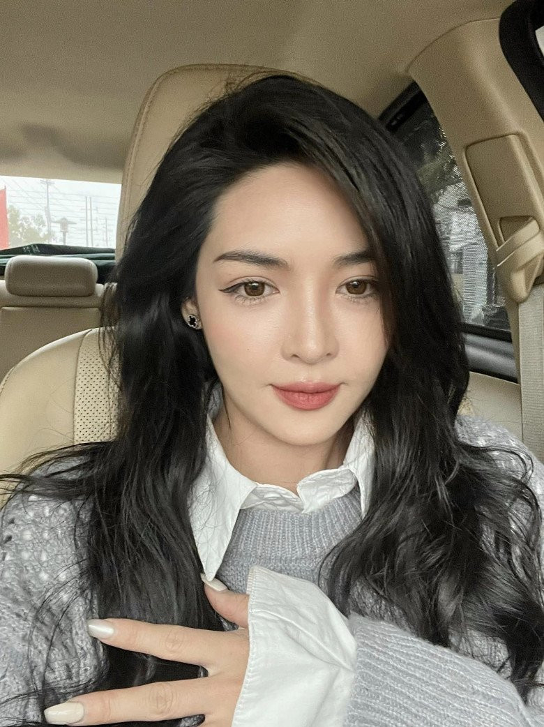 Nhìn vào hình ảnh ở 2 thời điểm, quả thật nhan sắc của người đẹp Nam Định đã có sự khác biệt.