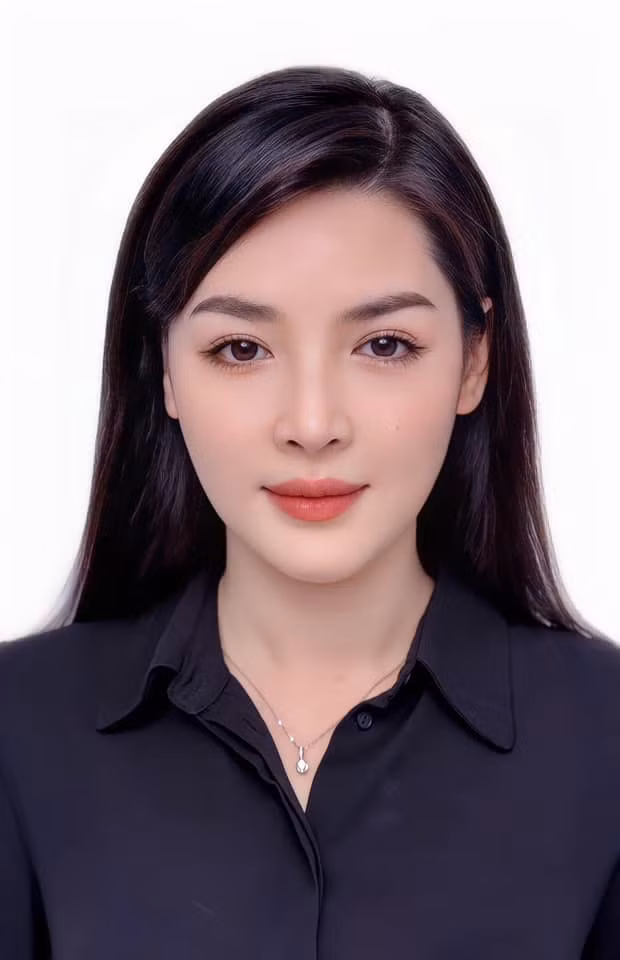 Mới đây, cô nàng gây chú ý vừa chia sẻ cận cảnh hình ảnh thẻ, khoe nhan sắc ở hiện tại. Vũ Thanh Quỳnh chia sẻ thêm: "Sau 8 năm tôi phải thay cái ảnh passport vì tội già rồi để ảnh hồi 24 tuổi hải quan không cho qua. Đã thề với mấy chú ở đó là không sửa gì thêm mà các chú không tin".