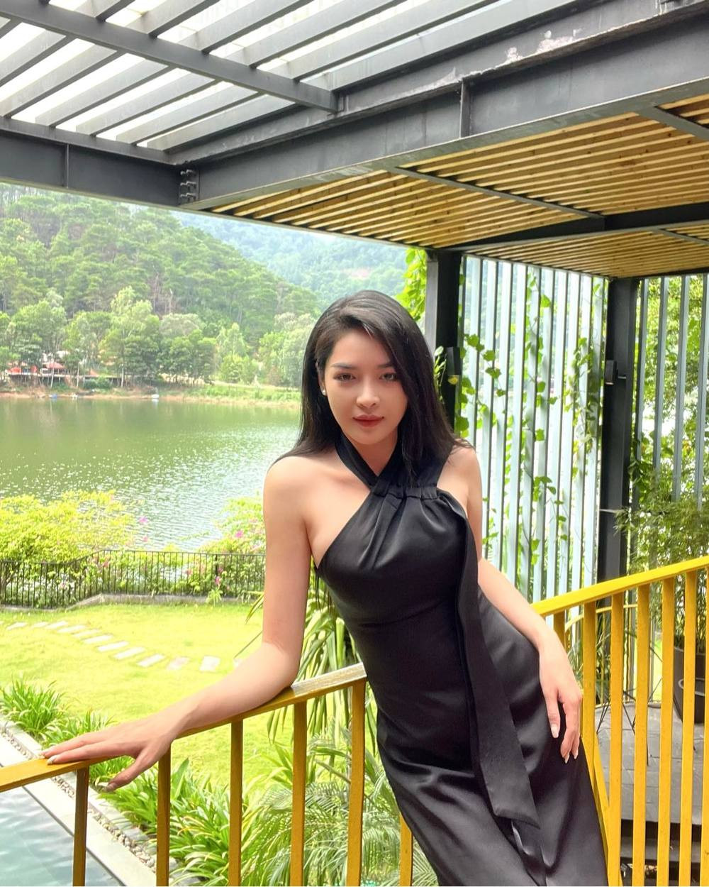 Được biết, hiện tại cô nàng đang làm việc tại một bệnh viện thẩm mỹ có tiếng.