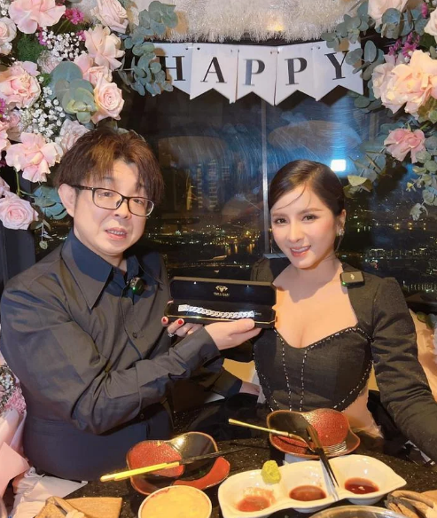 Đáp lại những lời tố cáo đó của vợ chồng Đức Nhân, vị bác sĩ tên T. chia sẻ rằng Đức Nhân khá ngang, không hiểu biết, diễn sâu và muốn làm miễn phí.