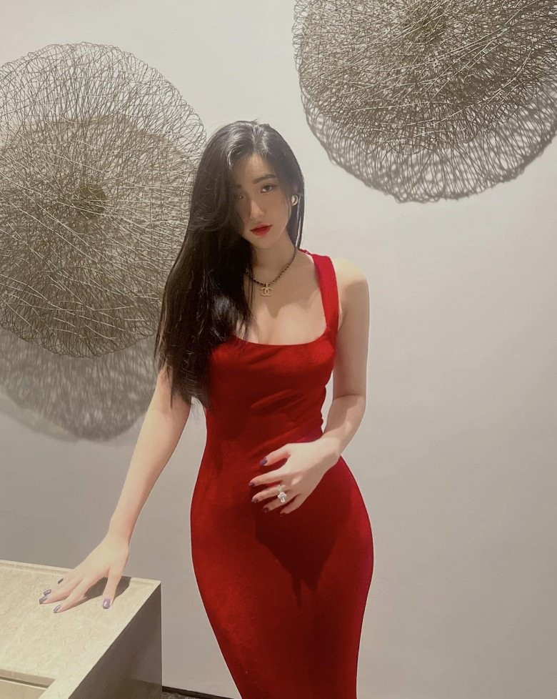 Gái xinh Nam Định được báo Trung Quốc ca ngợi là "cô gái xinh đẹp không tì vết, body nóng bỏng quyến rũ" nhờ sở hữu vòng 3 "trái đào" hơn 1 mét.