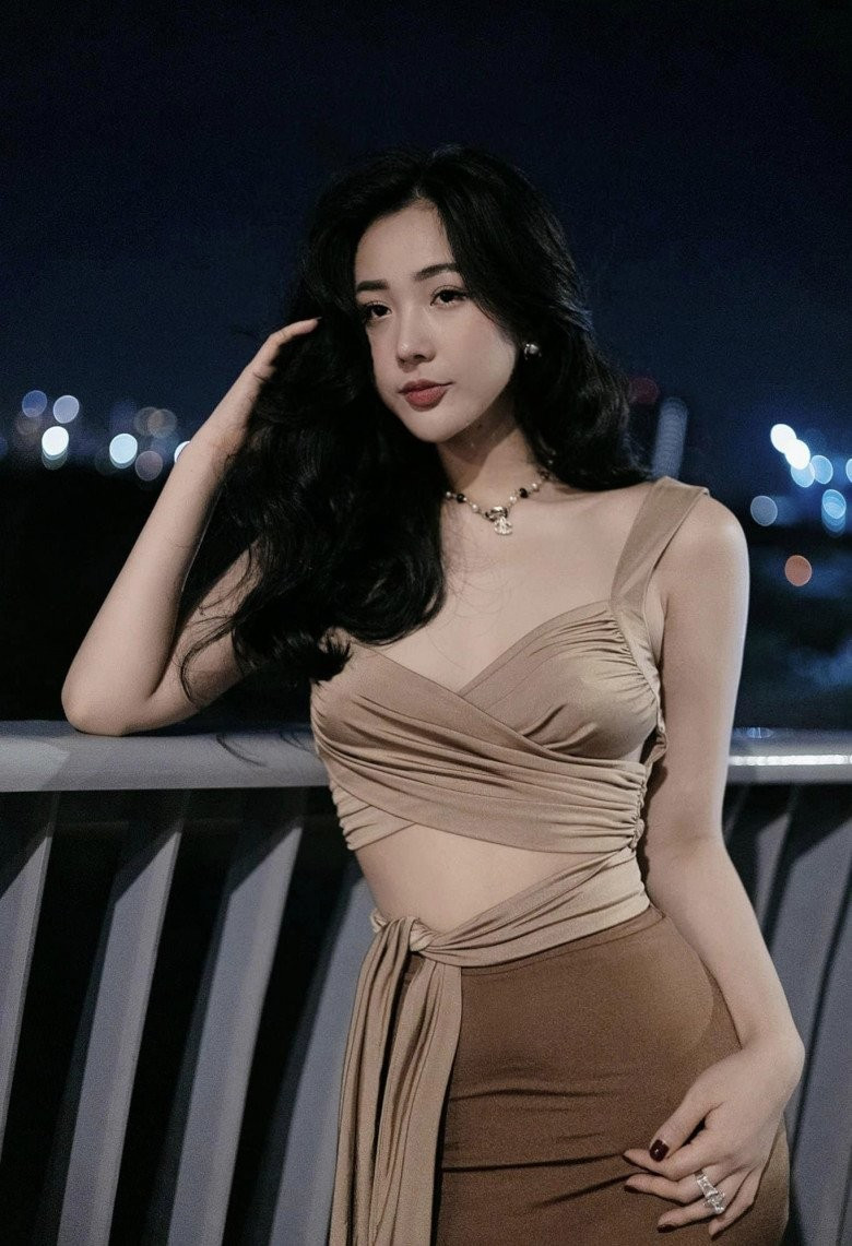 Trang phục mà cô nàng yêu thích bậc nhất chính là váy bodycon ôm sát đường cong.