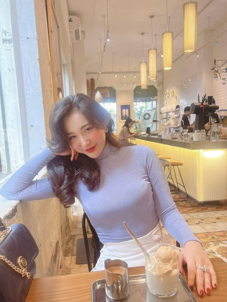 Không riêng gì khoản sắc vóc mà phong cách thời trang của cô nàng cũng vô cùng ấn tượng.