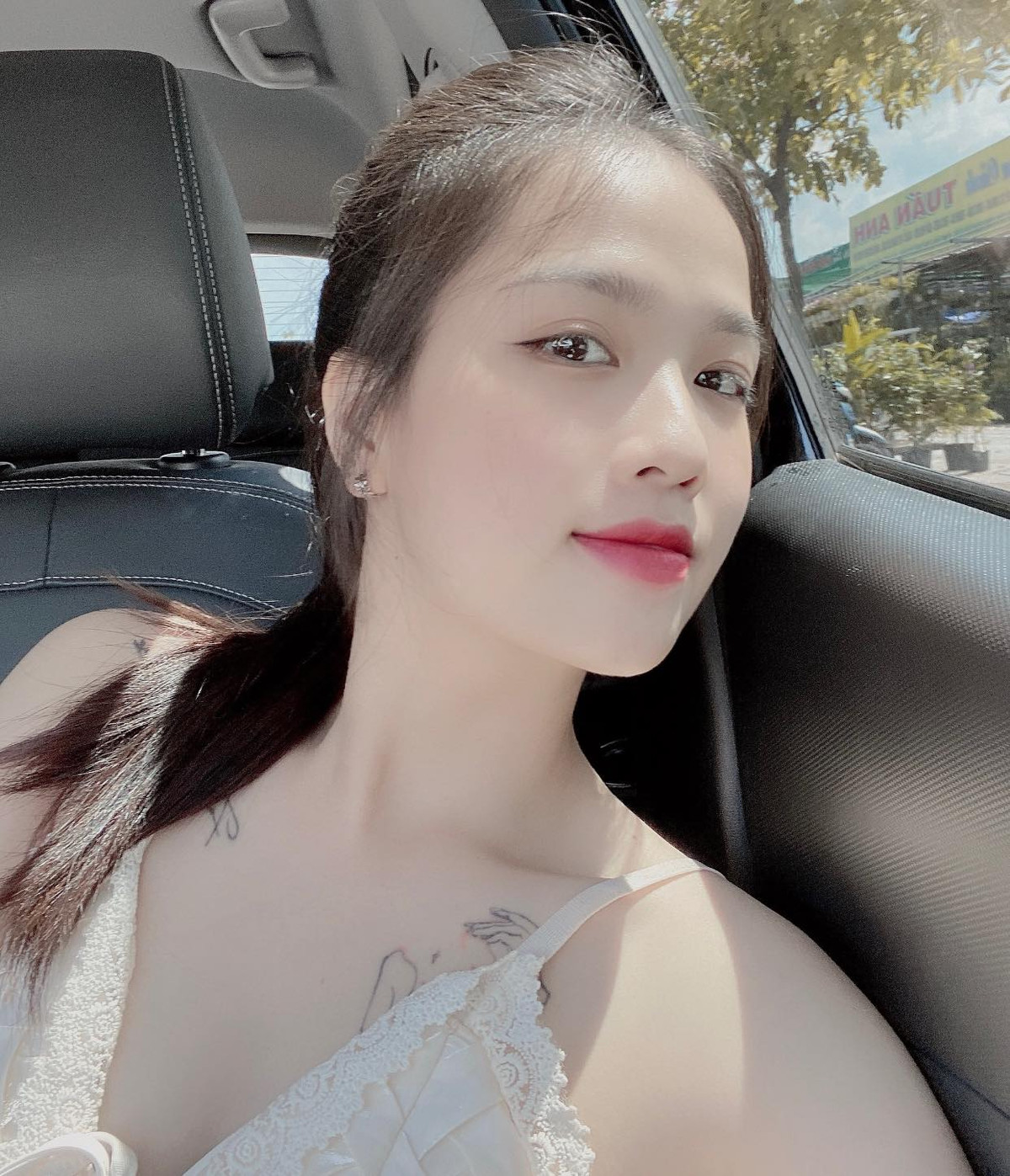 Cô nàng được nhiều người biết đến khi dính tin đồn hẹn hò với Quang Hải.