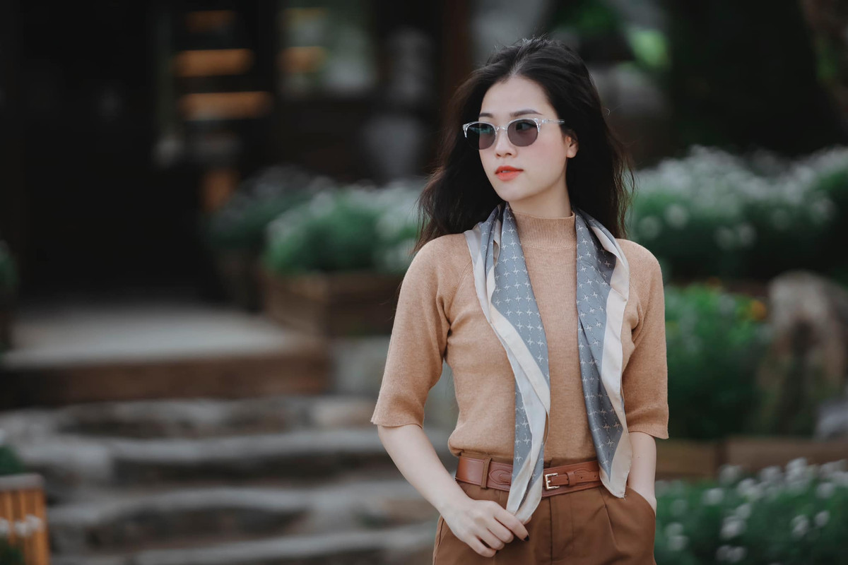 Huyền My quê Nghệ An. Cô tốt nghiệp Đại học FPT và hiện sống, làm việc ở Sài Gòn.