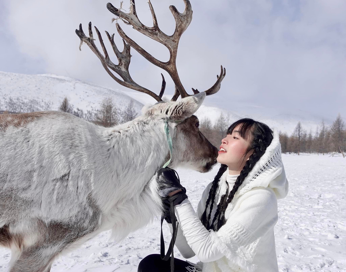 Thời gian qua Đỗ Khánh Vân khiến nhiều bạn trẻ xuýt xoa khi liên tục "check in" tại những địa điểm nổi tiếng ở nước ngoài, đặc biệt là chuyến du lịch Mông Cổ của cô nhận về nhiều lời khen.