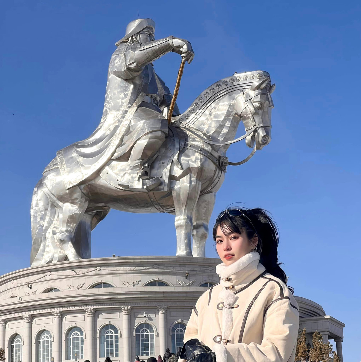 Có nhiều bức ảnh check in ở Mông Cổ làm ai cũng xuýt xoa vì khí chất ngút ngàn.