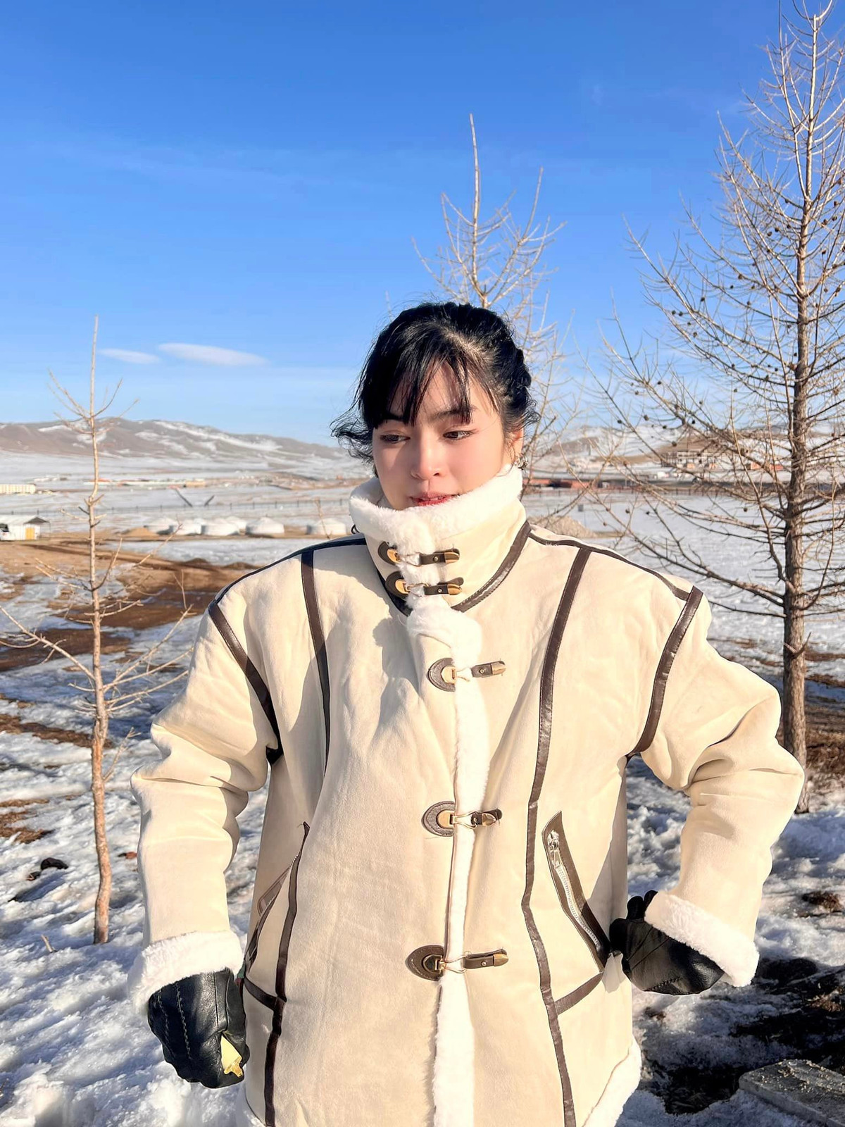 Cô nhận được nhiều lời khen về thời trang và nhan sắc trong những chuyến du lịch.