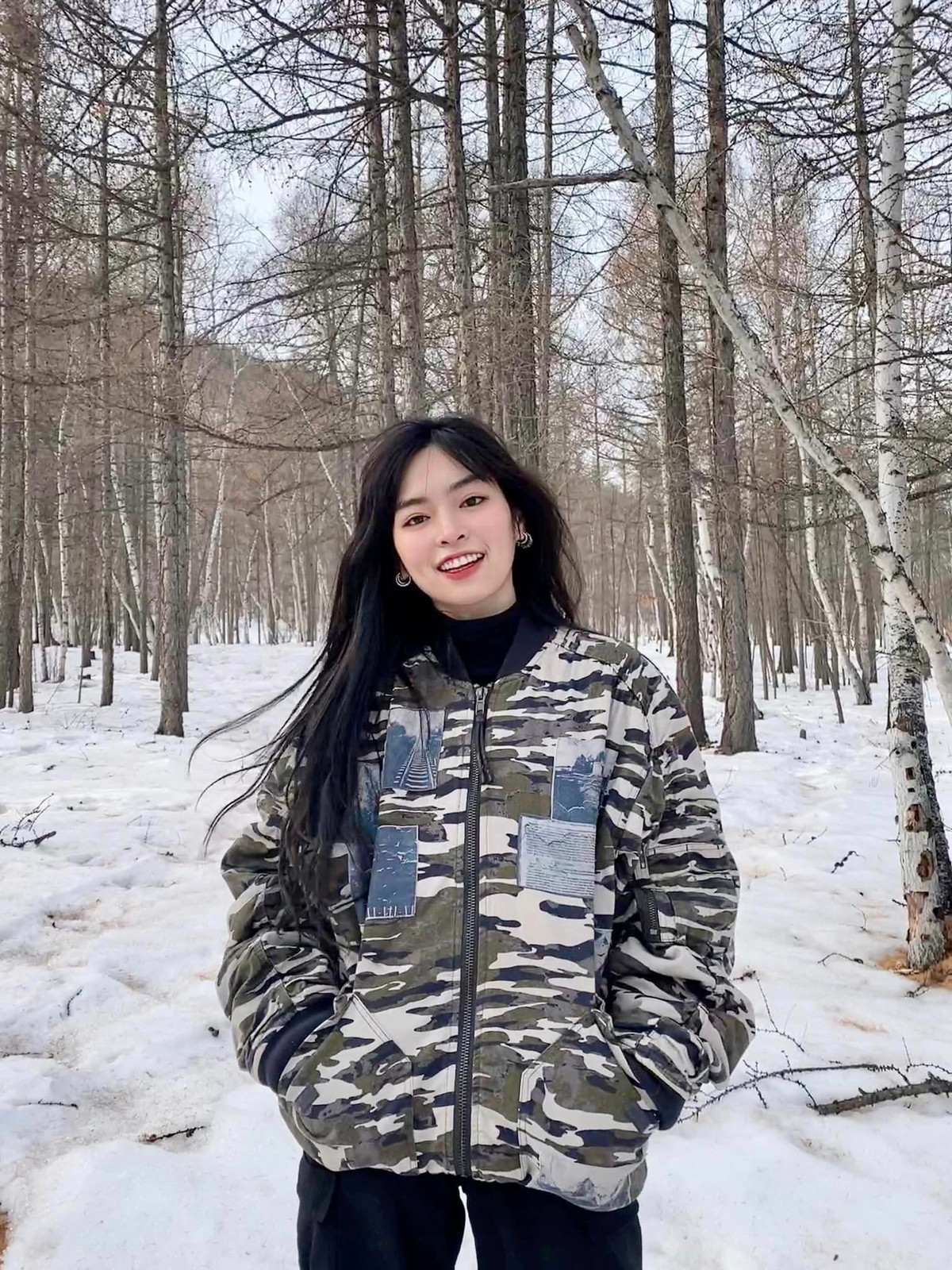 Trong những khung hình đi vi vu xịn sò, hot girl Mắt Biếc nhận được nhiều lời khen bởi nhan sắc rạng rỡ và gu thời trang sành điệu.