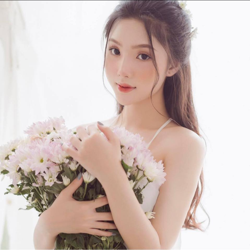 Người đẹp sinh năm 1999 đã lên tuyển quốc gia nếu không bất ngờ gặp vấn đề về sức khỏe. Sau khi giải nghệ, Mỹ Huyền trở thành hot girl nổi tiếng của cộng đồng Yoga tại Việt Nam.