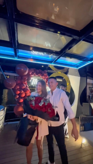 Khoảnh khắc Phong Đạt cầu hôn Linda khiến nhiều người xúc động và chúc mừng cho cặp đôi.