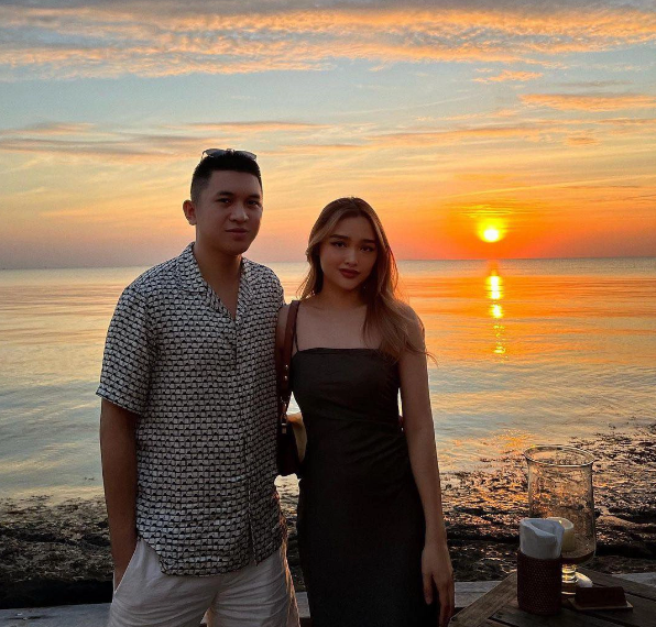 Cặp đôi cho biết cả hai quen nhau qua một nhóm bạn chung, vì cùng sinh sống tại Nga và gia đình làm kinh doanh nên họ nói chuyện dễ dàng hơn.