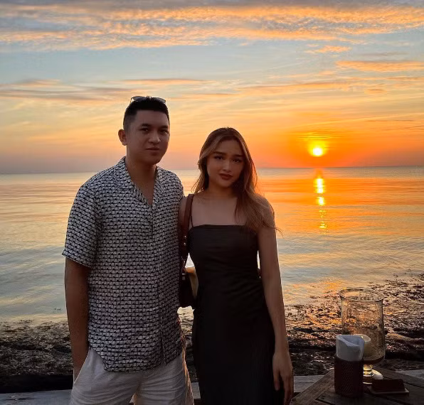 Cặp đôi cho biết cả hai quen nhau qua một nhóm bạn chung, vì cùng sinh sống tại Nga và gia đình làm kinh doanh nên họ nói chuyện dễ dàng hơn.