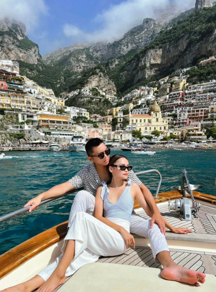 Bên cạnh những khoảnh khắc lãng mạn khiến nhiều người ghen tị, Linda Ngô và Phong Đạt còn có những màn “troll” nhau hài hước, duyên dáng nhưng lãng mạn, ngọt ngào cũng không ai bằng.