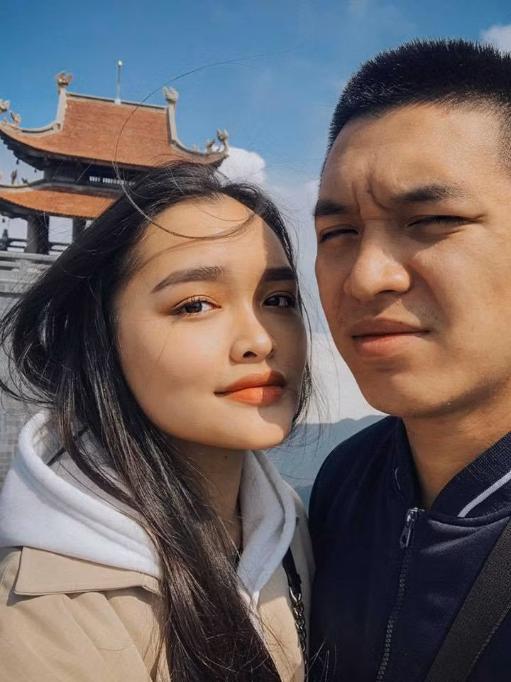 Cho đến khi ở bên nhau 6 năm, vào dịp sinh nhật 28 tuổi của mình, Phong Đạt đã chính thức nói lời cầu hôn với Linda.