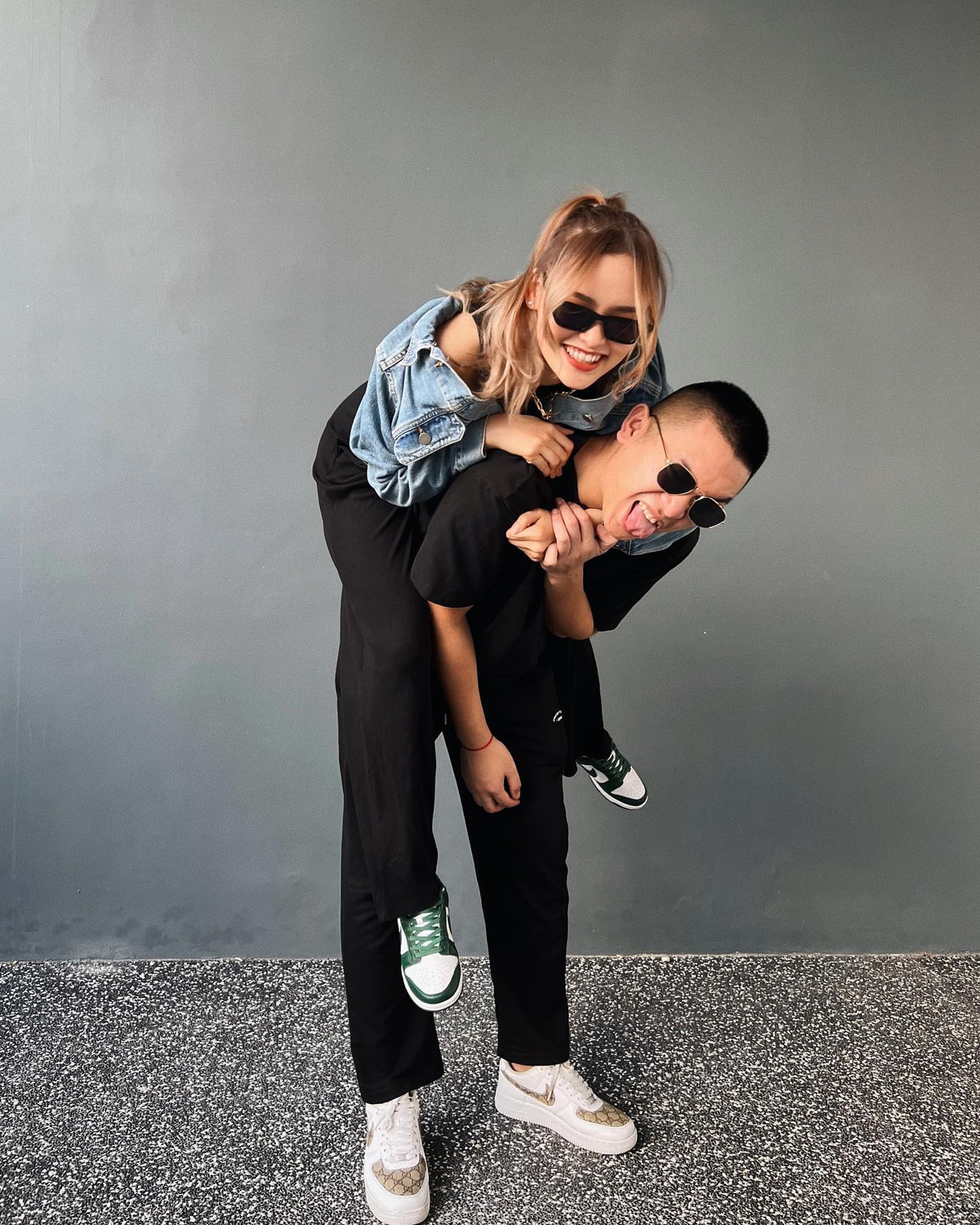 Trong suốt thời gian yêu nhau, cặp đôi trải qua nhiều cảm xúc, thậm chí có cả những lúc yêu xa, tình cảm không còn quá mặn nồng. Tuy nhiên sau tất cả họ quyết định ở cạnh bên nhau, cùng làm việc, cùng chơi và về chung một nhà.