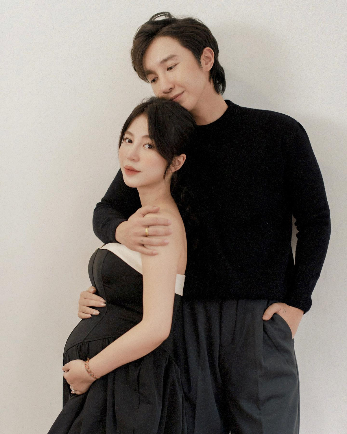 Từ khi chia sẻ chuyện tình cảm với cư dân mạng, cả hai cũng rất chăm chia sẻ những khoảnh khắc hạnh phúc lên trang cá nhân. Ảnh: Tổng hợp