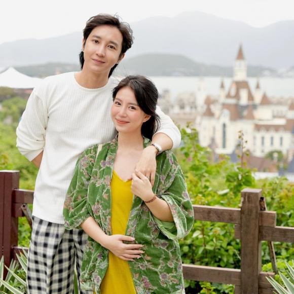 Dù rất vui khi chào đón con trai đến với thế giới này nhưng hot girl Mẫn Tiên vẫn giấu mặt bé.