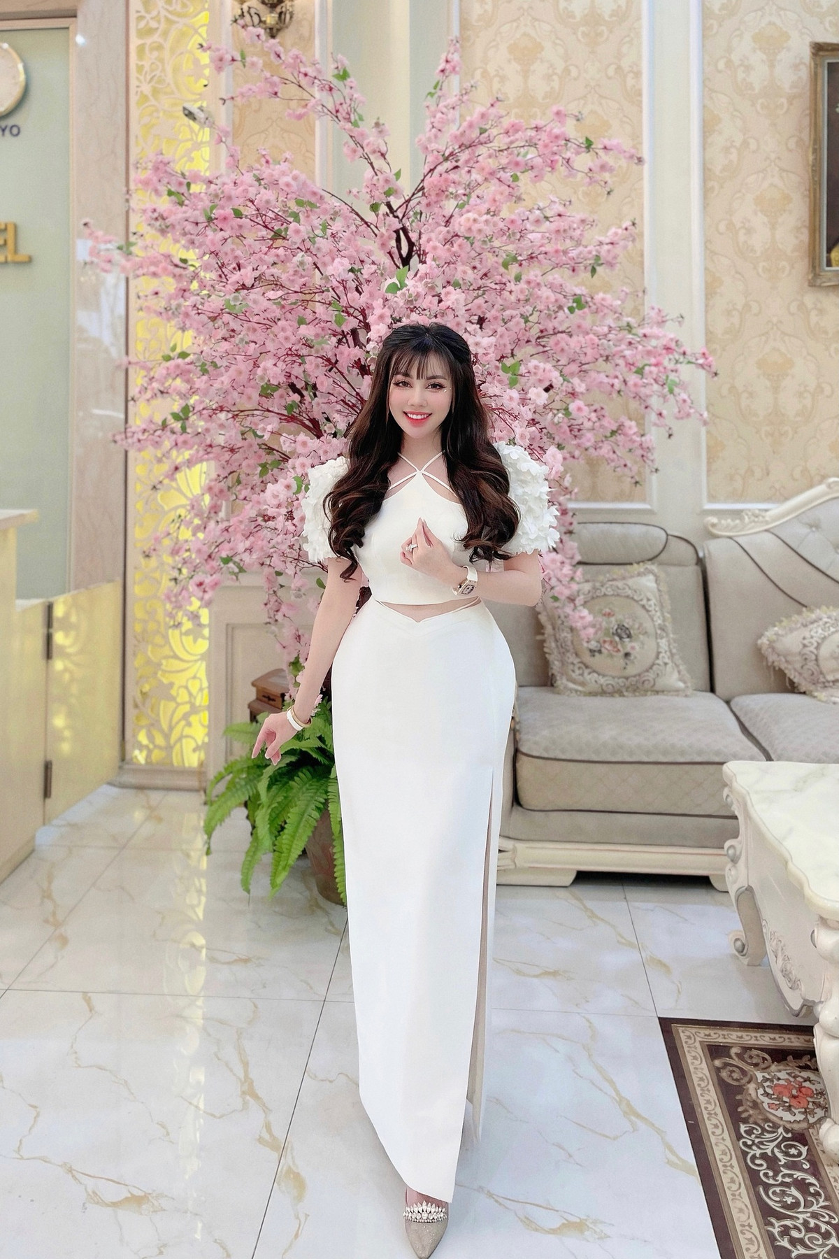 Đặc biệt mỗi lần lên giảng đường Âu Hà My lại ưa chuộng diện áo dài, khoe đường cong như điêu khắc.