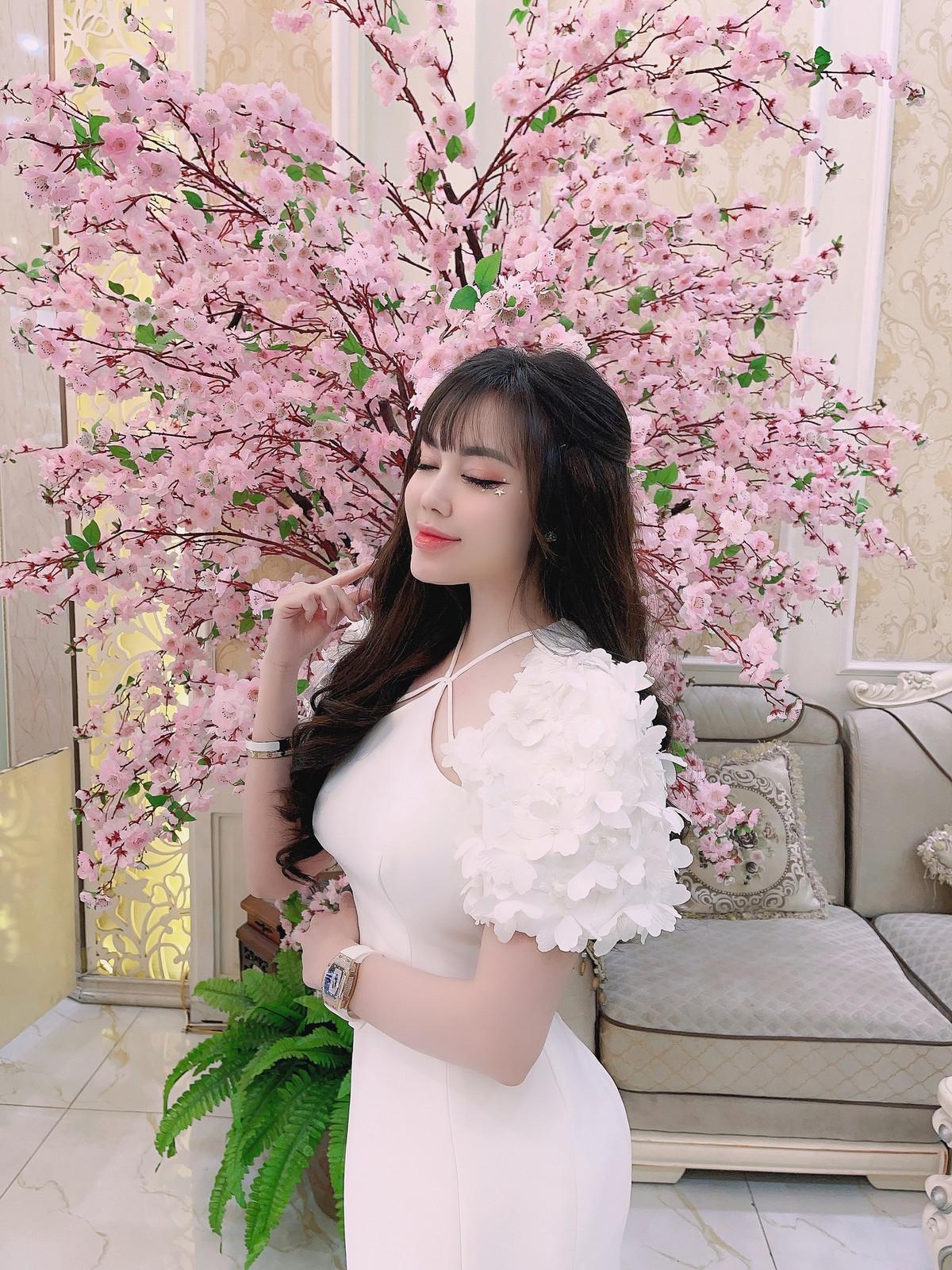 Âu Hà My sở hữu những đường nét dịu dàng, nữ tính nên style ăn mặc của cô cũng thường xoay quanh những trang phục nữ tính như áo dài, váy dài.