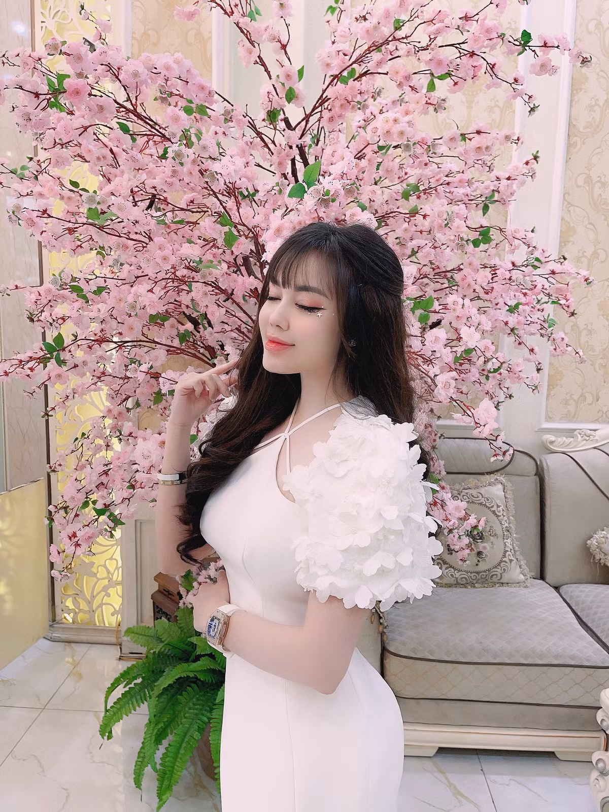 Âu Hà My sở hữu những đường nét dịu dàng, nữ tính nên style ăn mặc của cô cũng thường xoay quanh những trang phục nữ tính như áo dài, váy dài.