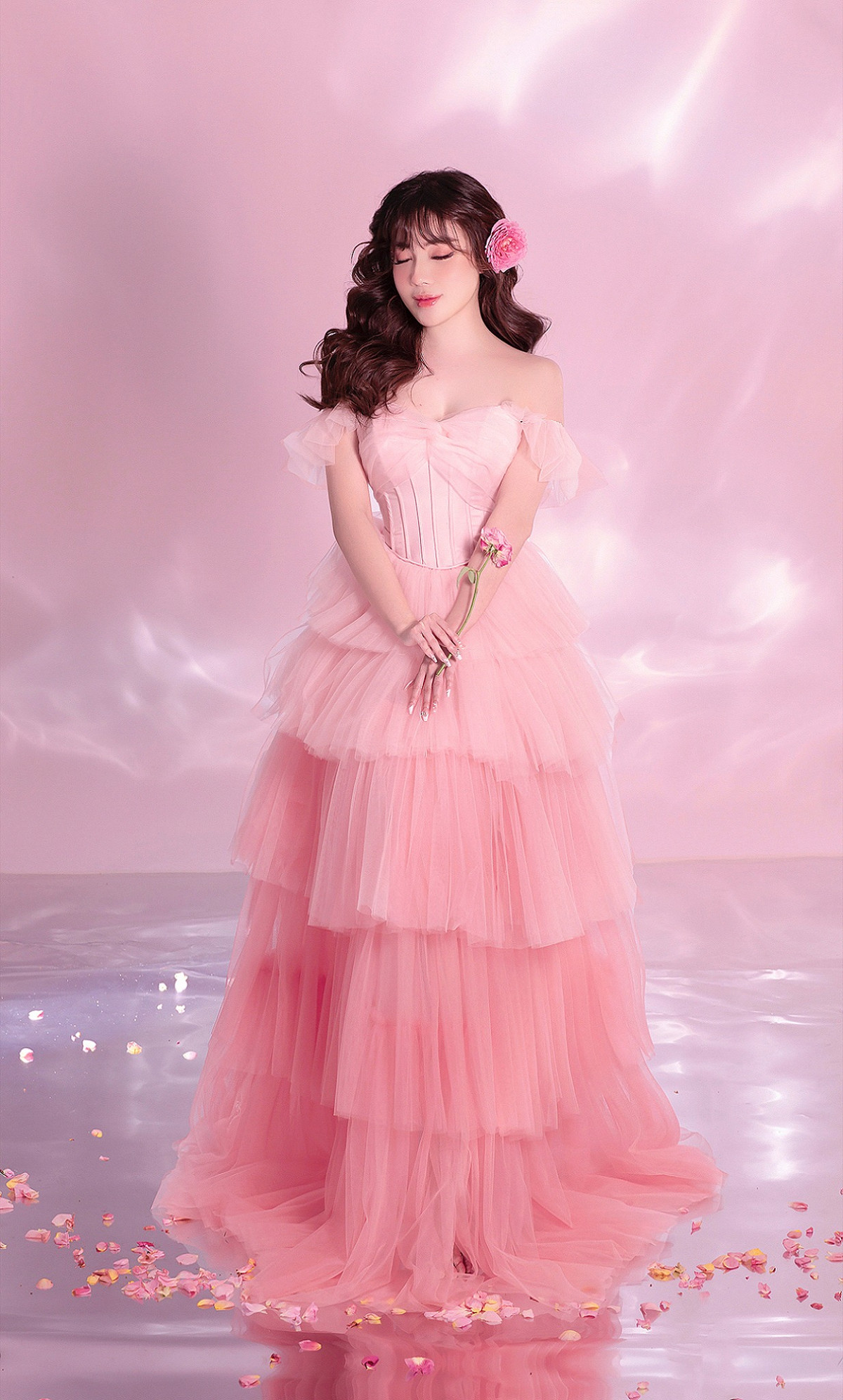 Chỉ có một điểm vẫn giữ nguyên đó là phong cách ăn mặc gợi cảm của vợ cũ Trọng Hưng chưa bao giờ thay đổi. Ảnh: FBNV