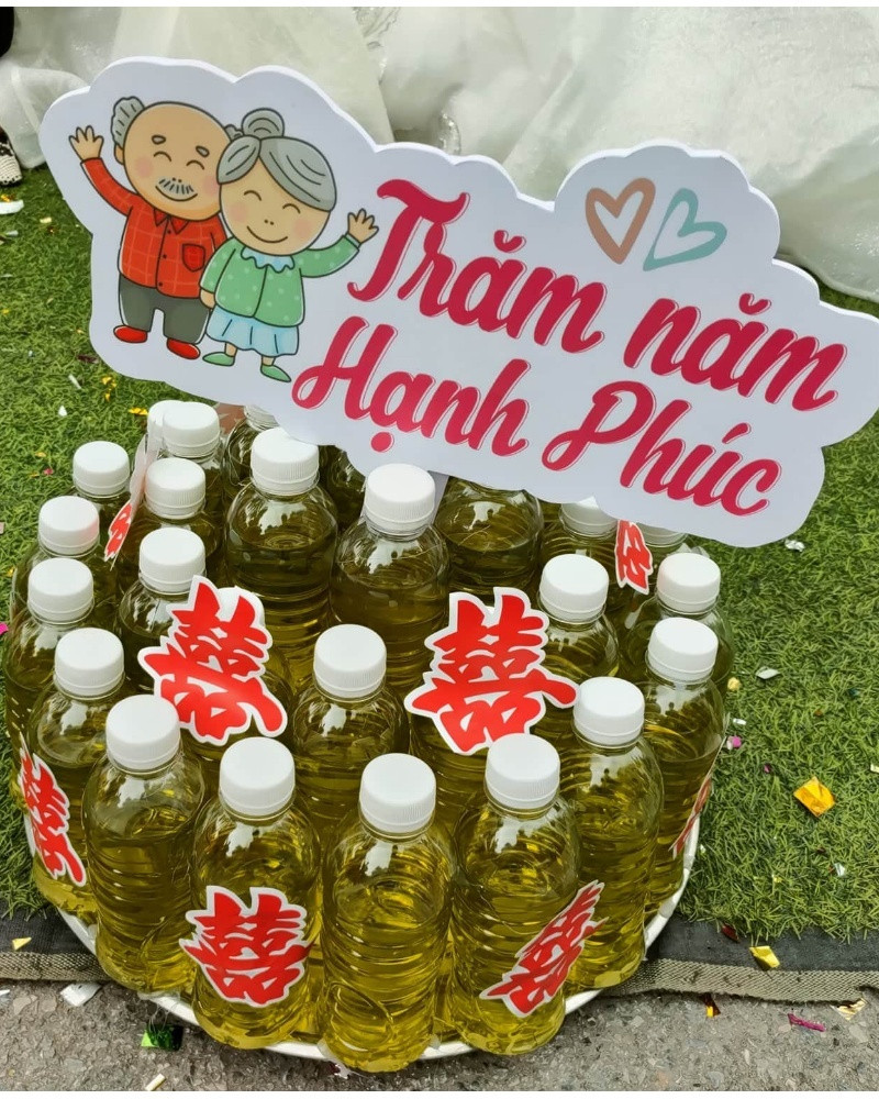 Trước món quà cưới "xa xỉ", cô dâu tỏ vẻ rất thích thú và khá bất ngờ về mức độ "lầy lội" của hội bạn thân.