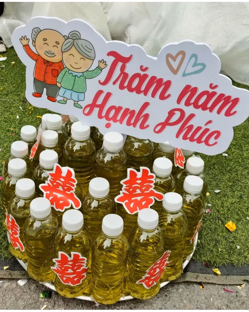 Trước món quà cưới "xa xỉ", cô dâu tỏ vẻ rất thích thú và khá bất ngờ về mức độ "lầy lội" của hội bạn thân.