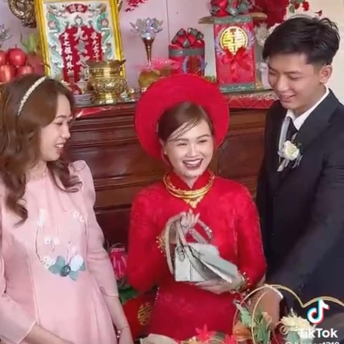 Cô dâu lúc này không giấu được sự bất ngờ và sung sướng, tươi cười nhìn bạn thân thay cho lời cảm ơn, đồng thời cầm trên tay quà cưới đắt đỏ.