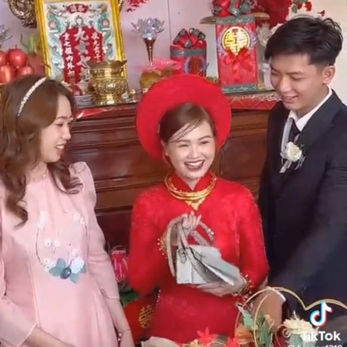 Cô dâu lúc này không giấu được sự bất ngờ và sung sướng, tươi cười nhìn bạn thân thay cho lời cảm ơn, đồng thời cầm trên tay quà cưới đắt đỏ.