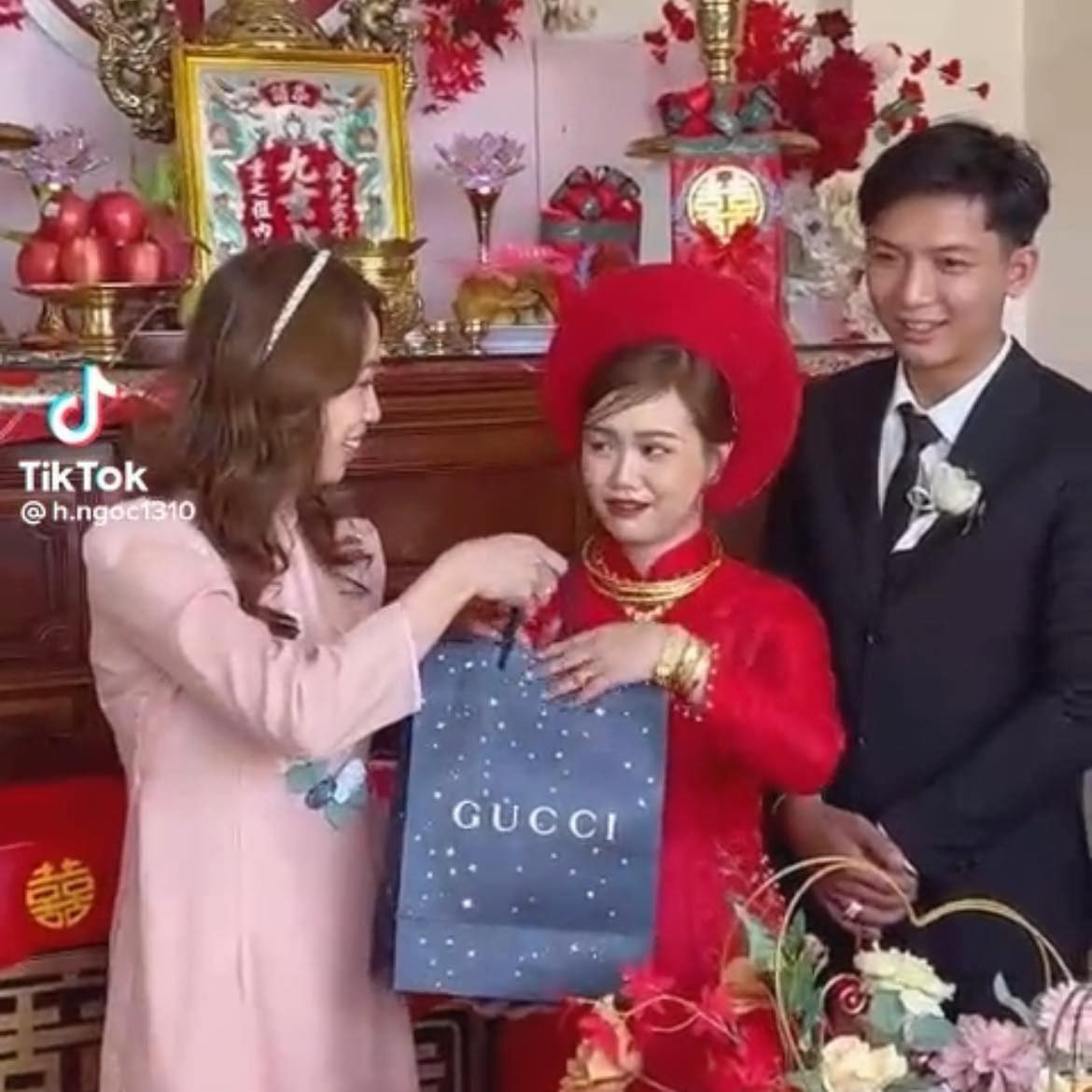 Theo clip ghi lại, người bạn thân của cô dâu xuất hiện và trao cho cô dâu một món quà "mọn". Thế nhưng, quà "mọn" khi vừa lộ diện đã khiến bao người xuýt xoa, bởi đó chính là chiếc túi xách hiệu Gucci đắt đỏ.