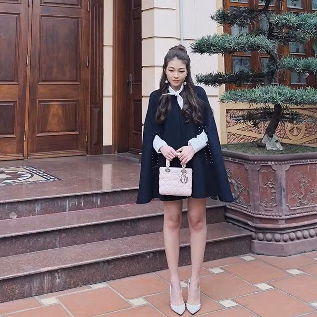 Theo dõi trang cá nhân dân tình càng thêm bất ngờ hơn vì cô giờ đã làm mẹ 2 con nhưng vẫn sở hữu ngoại hình long lanh đến từng centimet.